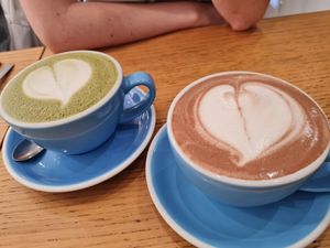 matcha latte and hot chocolate at Cloud Cakes - Mandar in Paris