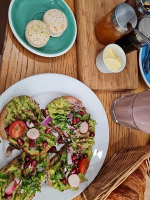 avocado toast and banana strawberry smoothie at Cloud Cakes - Mandar in Paris
