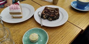 Macaron, marbré et sponge cake at Cloud Cakes - Mandar in Paris