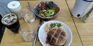 Café glacé, latté, sloppy joe burger et tofu pancakes at Cloud Cakes - Mandar in Paris