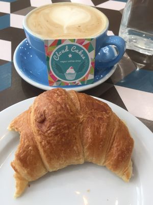 Latte and croissant at Cloud Cakes - Mandar in Paris