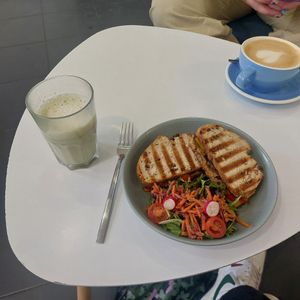 Matcha latte glacé, grilled cheese, latte at Cloud Cakes - Mandar in Paris