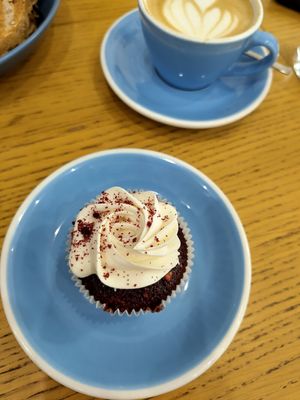 Red velvet cupcake at Cloud Cakes - Mandar in Paris
