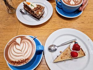 Hot chocolate and cakes at Cloud Cakes - Mandar in Paris