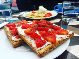 Cream cheese and strawberry toast at Cloud Cakes - Mandar in Paris