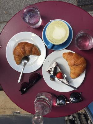 Matcha latte, vegan croissants and chocolate cake at Cloud Cakes - Mandar in Paris