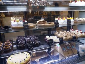Large choix de gâteaux at Cloud Cakes - Mandar in Paris