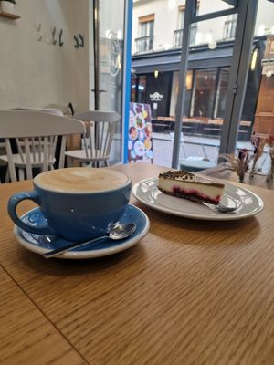 Super süßer Laden in einer kleinen Nebengasse. Der Pistazien Cheescake ist super! Sehr angenehme entspannende Musik. Sitzmöglichkeiten Innen und zwei Tische außen. Empfehlenswe at Cloud Cakes - Mandar in Paris