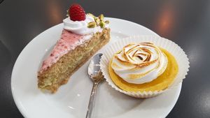 Lemon pie and raspberry cake at Cloud Cakes - Mandar in Paris