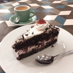 TARTE FORÊT-NOIRE / BLACK FOREST CAKE at Cloud Cakes - Mandar in Paris