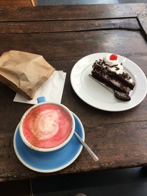 Beetroot latte and cake at Cloud Cakes - Mandar in Paris