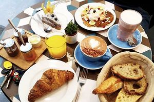 Breakfast at Cloud Cakes ! (until 11am)
We also do Lunch (12h-15h)
Always : pastries, drinks, croissants, etc. at Cloud Cakes - Mandar in Paris