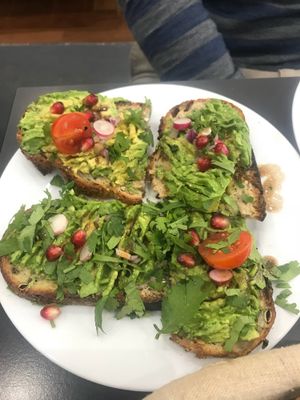 Avocado toast at Cloud Cakes - Mandar in Paris
