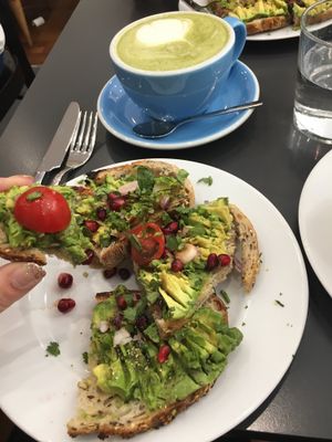 Avocado toast and matcha latte at Cloud Cakes - Mandar in Paris