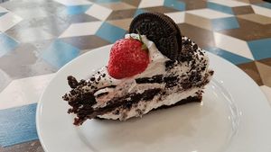 Strawberry-Oreo cake at Cloud Cakes - Mandar in Paris