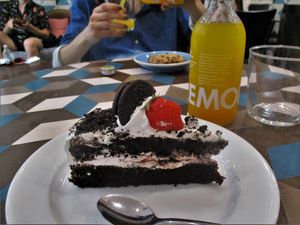 Oreo-strawberry cake at Cloud Cakes - Mandar in Paris