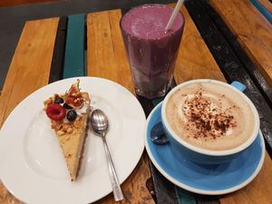 Cheesecake, hot chocolate and smoothie at Cloud Cakes - Mandar in Paris