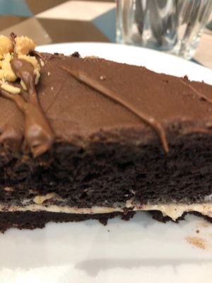 Peanut butter and chocolate cake at Cloud Cakes - Mandar in Paris