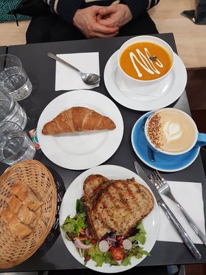 Pumpkin soup, grilles cheese and croissant at Cloud Cakes - Mandar in Paris