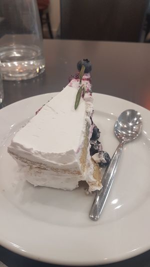 Vanilla and blueberry cake at Cloud Cakes - Mandar in Paris