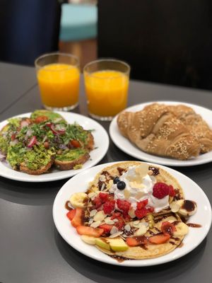 Avocado toast, vegan croissants, vegan pancakes with chocolate drizzle at Cloud Cakes - Mandar in Paris