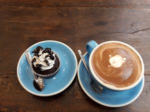 Cookie cupcake & hot chocolate at Cloud Cakes - Mandar in Paris