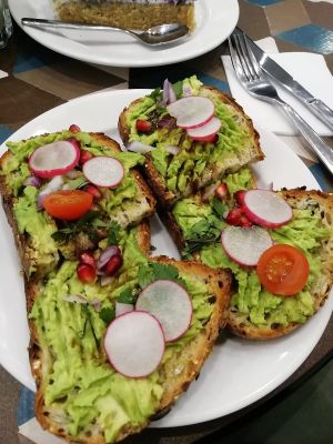 Avocado toast at Cloud Cakes - Mandar in Paris