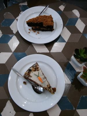 Carrot cake and chocolate/ speculoos (caramel cookie style) cake at Cloud Cakes - Mandar in Paris