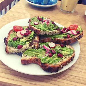 Avocado toast at Cloud Cakes - Mandar in Paris