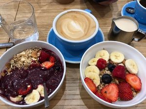 Açaí bowl, latte and granola bowl. at Cloud Cakes - Mandar in Paris