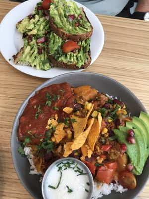 Avocado toast & Mexican Cloud bowl  at Cloud Cakes - Mandar in Paris