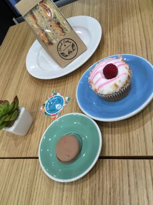 Sooo many good options!  at Cloud Cakes - Mandar in Paris