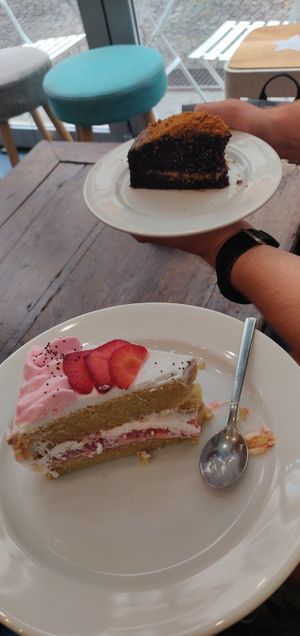 Strawberry cake at Cloud Cakes - Mandar in Paris