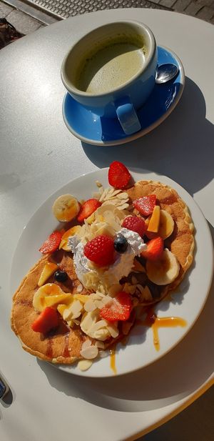 Matcha latte and delicious vegan pancakes at Cloud Cakes - Mandar in Paris