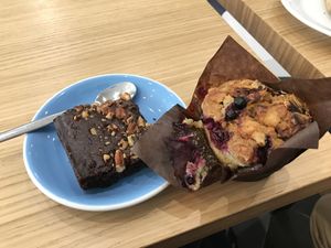 Brownie and muffin at Cloud Cakes - Mandar in Paris