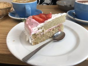 Victoria-Sponge-Cake at Cloud Cakes - Mandar in Paris