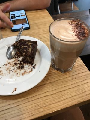Mocaccino and marbré cake at Cloud Cakes - Mandar in Paris