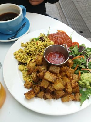 Sunday Brunch main course at Cloud Cakes - Mandar in Paris