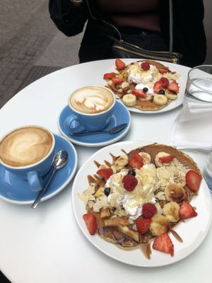 Pancakes and cappuccino  at Cloud Cakes - Mandar in Paris