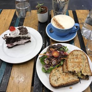 vegan toast, cake and chai latte at Cloud Cakes - Mandar in Paris