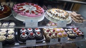 Many options at Cloud Cakes - Mandar in Paris