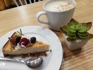 Cheesecake+pumpkin latte at Cloud Cakes - Mandar in Paris