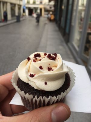 Red velvet cupcake at Cloud Cakes - Mandar in Paris
