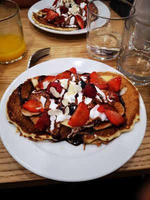 Pancakes with whipped cream, fruit and chocolat at Cloud Cakes - Mandar in Paris