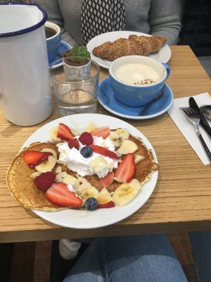 Vegan Breakfast: Pancakes with Fruits, whipped cream and marple sirop and a croissant. at Cloud Cakes - Mandar in Paris