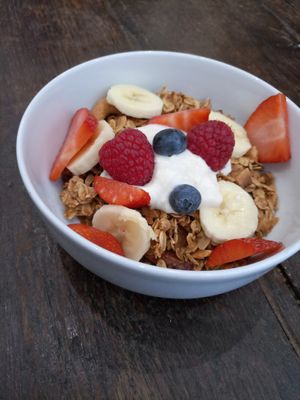 Granola bowl at Cloud Cakes - Mandar in Paris