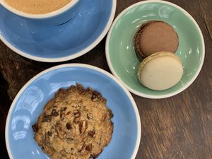 Pecan chocolate cookie and macarons. Okay but not mouthwatering at Cloud Cakes - Mandar in Paris