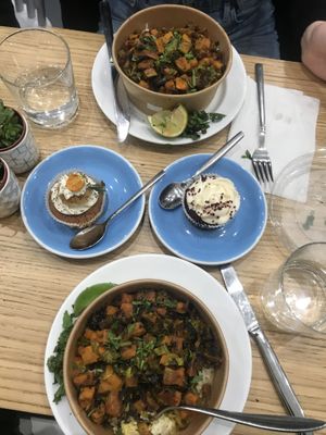 Green curry bowl with rice, red velvet cupcake and passion fruit-white chocolate cupcake at Cloud Cakes - Mandar in Paris