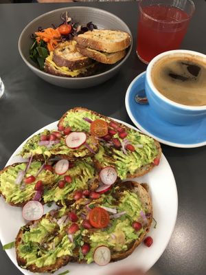 Avocado toast and grilled cheese with drinks at Cloud Cakes - Mandar in Paris