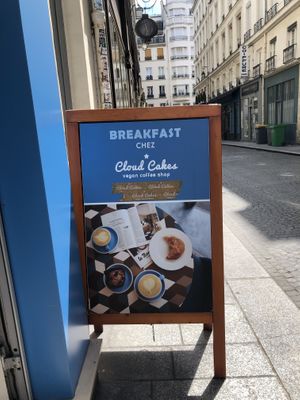 Outside, calm street at Cloud Cakes - Mandar in Paris